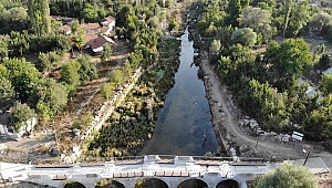 Aizanoi'nin ziyaretçileri nehirde kayıkla