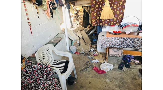 Aydın'da freni boşalan kepçe eve çarptı: 3 yaralı