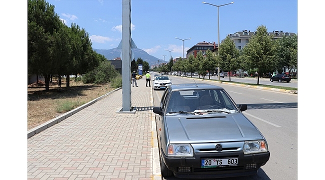 Ehliyetsiz Sürücü Polis Aracına Çarptı
