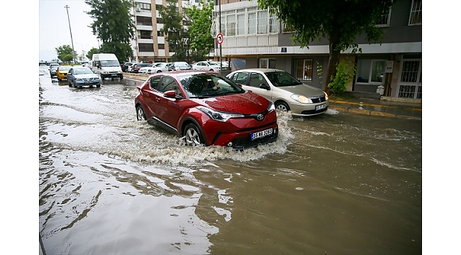İzmir'de Yağmur Hayatı Olumsuz Etkiledi