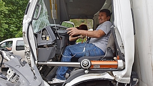 Manisa'da tıra çarpan kamyonetin sürücüsü yaralandı