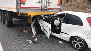 Park halindeki tıra çarpan otomobilin sürücüsü hayatını kaybetti