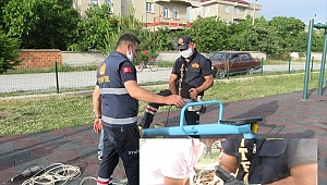 Tahterevallide sıkışan kedi yavrusunu itfaiye kurtardı