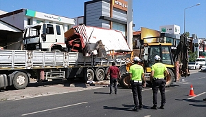 TIR üst geçide sıkıştı