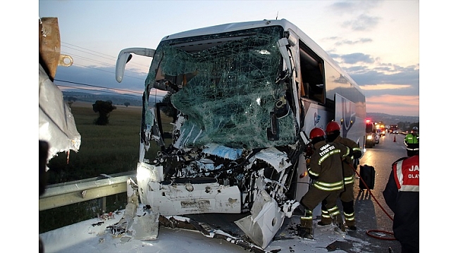 Uşak'ta yolcu otobüsü ile kamyon çarpıştı: 2 ölü, 18 yaralı