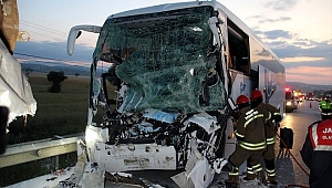 Uşak'ta yolcu otobüsü ile kamyon çarpıştı: 2 ölü, 18 yaralı