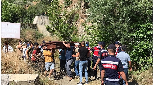 Yüzmek için gölete giren 4 gençten biri boğuldu