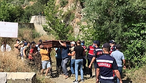 Yüzmek için gölete giren 4 gençten biri boğuldu