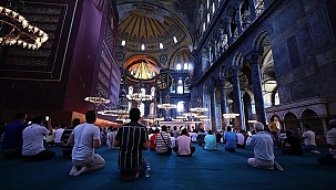 Ayasofya-i Kebir Cami-i Şerifi'nde ziyaretçi yoğunluğu sürüyor