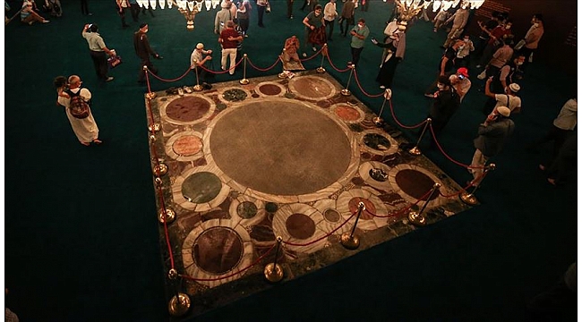 Ayasofya-i Kebir Camiinde imparatorların tac giyme alanına neden halı serilmedi?