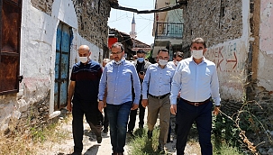 Bakan doğduğu sokakları gezdi