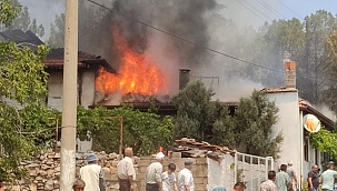 Denizli'de çıkan yangında bir ev ve depo hasar gördü