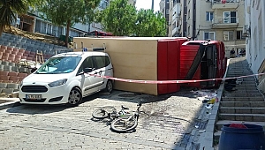 Devrilen kamyonun sürücüsü yaralandı