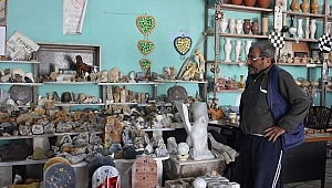 Farklı taşlardan oluşan koleksiyonuna 33 yıldır gözü gibi bakıyor