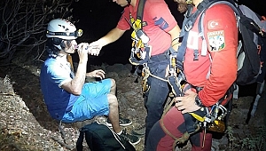 Fethiye'de kayalıklarda mahsur kalan kişi kurtarıldı