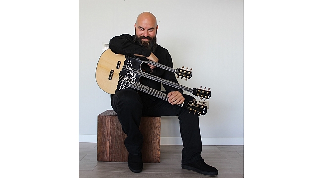 Gitar, buzuki ve curayı tek enstrümanda birleştirdi