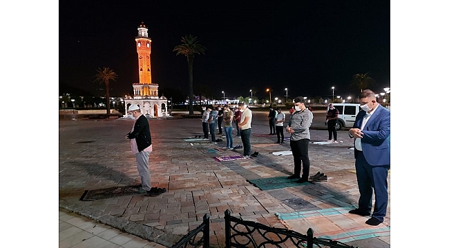 İzmir'de "Ayasofya" için şükür namazı kılındı