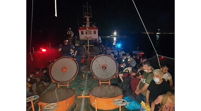 İzmir'de bir gemide 276 sığınmacı yakalandı