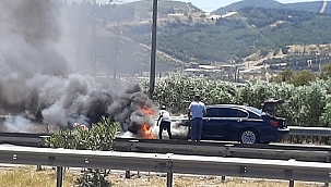 İzmir'de hareket halindeki otomobil yandı