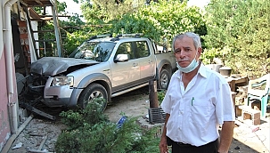 İzmir'de kamyonet evin bahçesine girdi: 1 ölü
