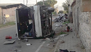 İzmir'de otomobille minibüs çarpıştı: 1 ölü, 5 yaralı