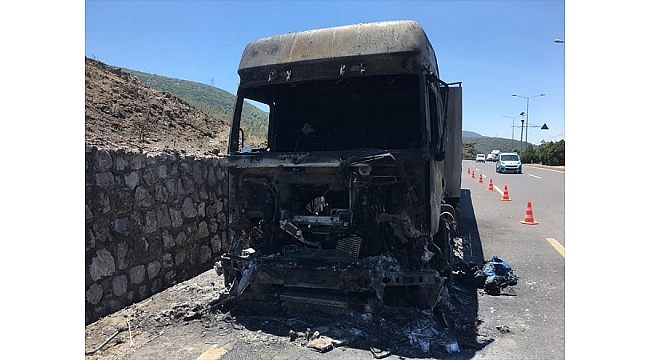 İzmir'de seyir halinde alev alan tır kullanılamaz hale geldi