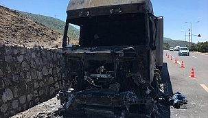 İzmir'de seyir halinde alev alan tır kullanılamaz hale geldi
