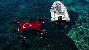Kabotaj Bayramı'nı batıkta Türk bayrağı açarak kutladı