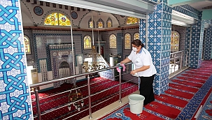Karabağlar’da camilere bayram temizliği