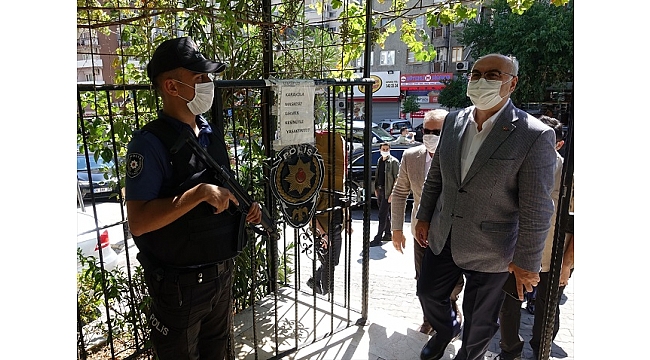 Köşger görevi başındaki polislerle bayramlaştı