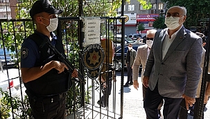 Köşger görevi başındaki polislerle bayramlaştı
