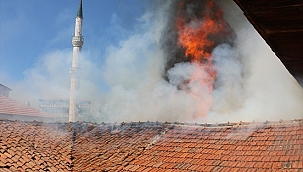 Kula'da yanan depoda hasar oluştu