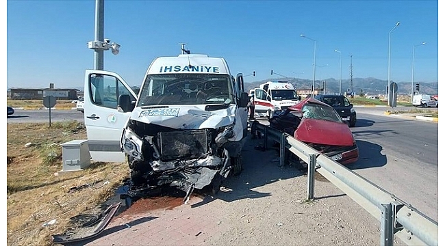 Minibüs ile otomobil çarpıştı: 17 yaralı
