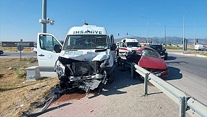 Minibüs ile otomobil çarpıştı: 17 yaralı