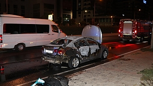 Yanan otomobili yol kenarına bırakıp kaçtı