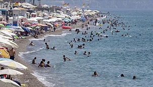 Antalya sahillerinde bayram yoğunluğu