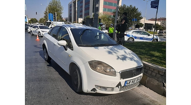 Aydın'da refüje çarpan otomobilin sürücüsü yaralandı