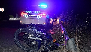 bariyerlere çarpan motosikletteki 2 kişi yaralandı