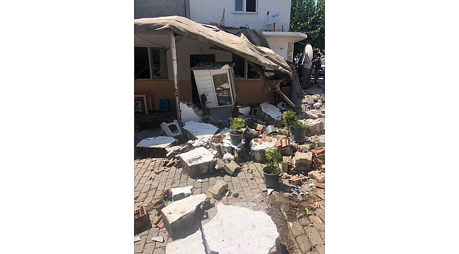 Ffreni patlayan minibüs evin duvarına çarparak durabildi: 3 yaralı