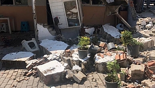 Ffreni patlayan minibüs evin duvarına çarparak durabildi: 3 yaralı
