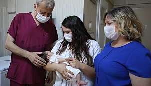 Hem asistan hekimini hem de onun çocuğunu dünyaya getirdi