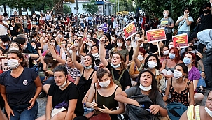 İzinsiz yürüyüş yapmak isteyen kadınlara polis müdahale etti