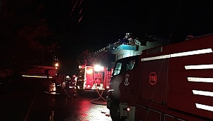 İzmir'de evin çatısına yıldırım düştü