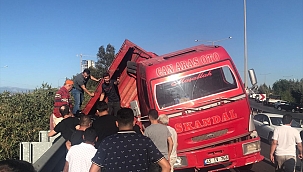 Kamyonun kasası otomobilin üzerine devrildi 1 kişi öldü