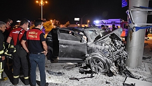 Kontrolden çıkan cip demir toteme çarptı: 2 ölü, 3 yaralı