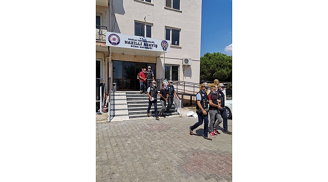 Ppolis aranan 2 kişiyi kargocu kılığına girerek yakaladı