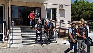 Ppolis aranan 2 kişiyi kargocu kılığına girerek yakaladı