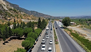 Tatilciler Aydın Söke'de 5 kilometrelik araç kuyruğu oluşturdu