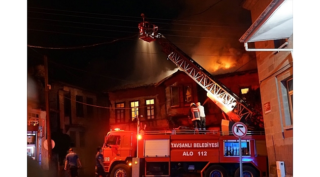 Yangında iki katlı ahşap bina kullanılamaz hale geldi