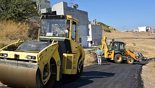 Yeni Mahalle'de sıcak asfalt serimi devam ediyor